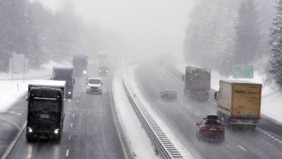 Sníh zasypal silnice, provoz blokují kamiony v kopcích